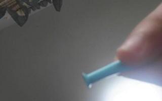 隐形眼镜怎么放吸棒，隐形眼镜怎么放吸棒视频